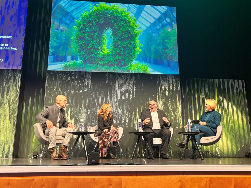Das Bild zeigt Dr. Dirk Gratzel, Kerstin Erbe und Prof. Matthias Finkbeiner bei einer Podiumsdiskussion auf dem DNP