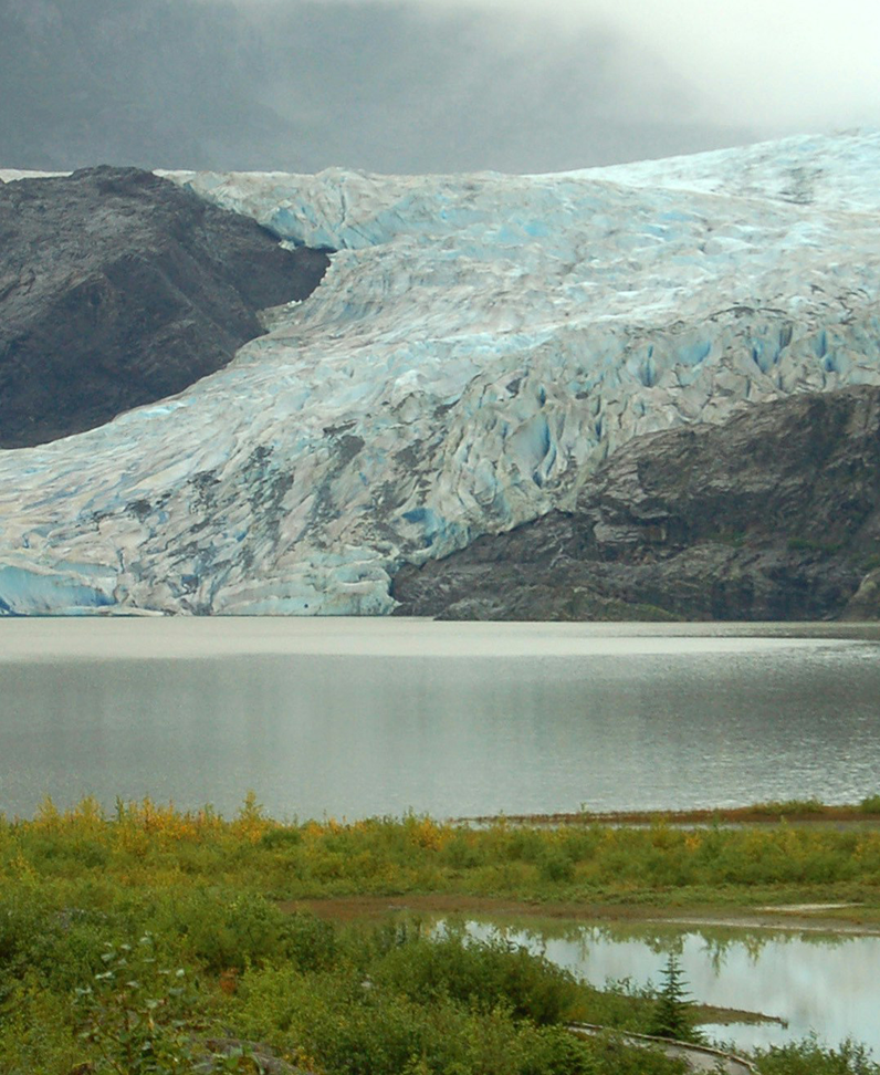 Fotografie: Ein Gletscher mündet in einen Bergsee