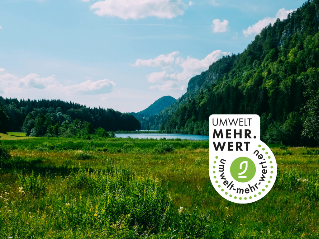 Fotografie Naturlandschaft mit UmweltMehrWert_Siegel-Logo