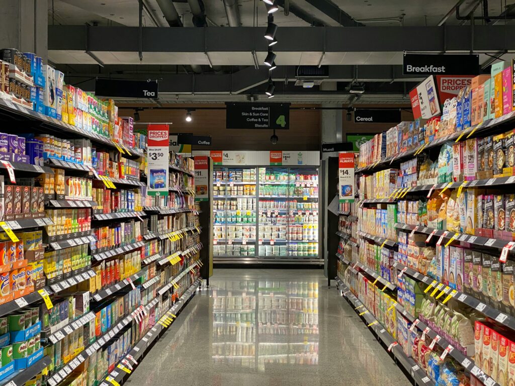 Flur in einem Supermarkt, Fotografie: Franki Chamaki, unsplash